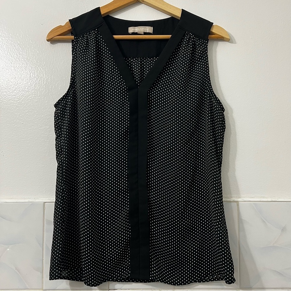 Banana Republic 6 Black V-Neck Polka Dot Chic Preppy Office Classic Top Blouse